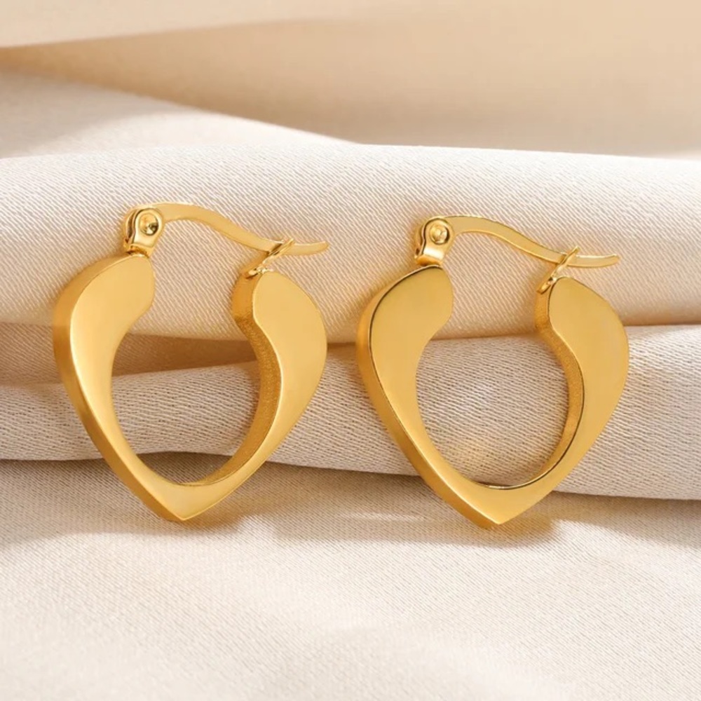 NEW💎18K Gold Plated Geometric Heart Earrings*